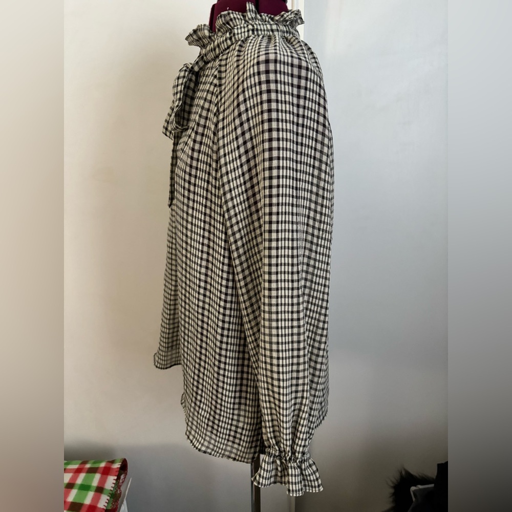 EUC CUPIO long sleeve black and tan blouse with neck tie, Size PL - Picture 2 of 3